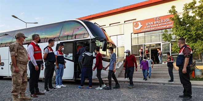 Güvenlik güçlerince yakalanan göçmenler sınır dışı ediliyor