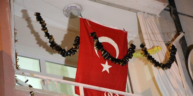 Vefat eden pilotun Elazığ'daki babaevine Türk bayrağı asıldı