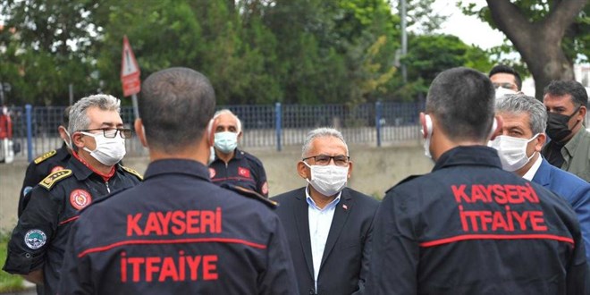 Yangın bölgelerinden dönen itfaiyecilere duygusal karşılama
