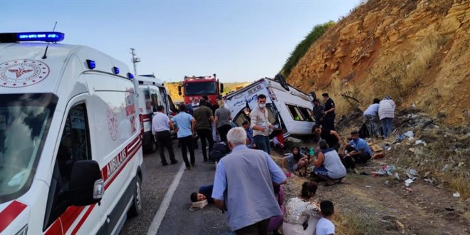 Kahramanmaraş'ta düğün yolunda kaza: 13 yaralı