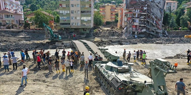 Bozkurt'ta yıkılan köprünün yerine seyyar köprü kuruldu