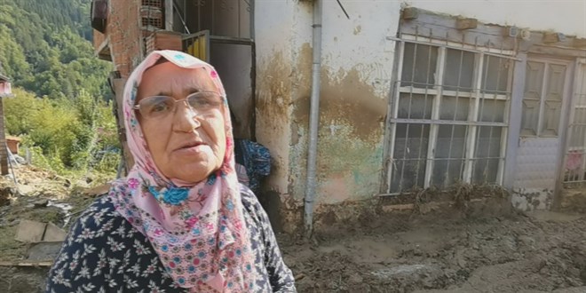 Yaşlı kadın selden oğluyla el ele tutuşarak kurtulmuş