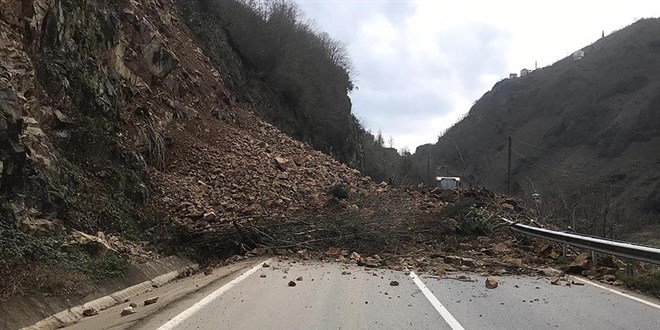 Artvin'de heyelanlar nedeniyle 14 ky yolu ulama kapand