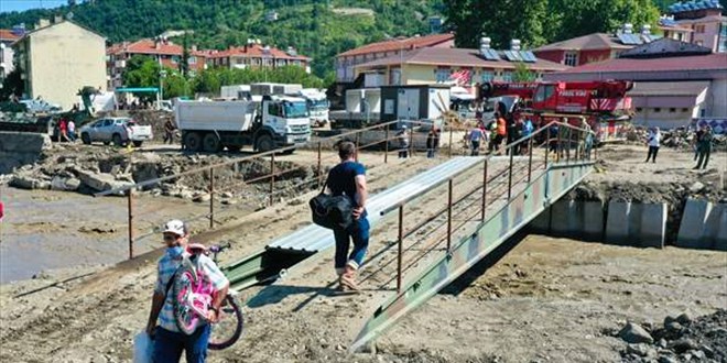 Bozkurt ilçesinde kurulan seyyar köprüden geçişler başladı
