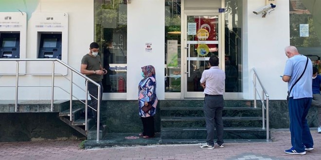 Çalışanı koronavirüse yakalanan banka 1 hafta süreyle kapatıldı
