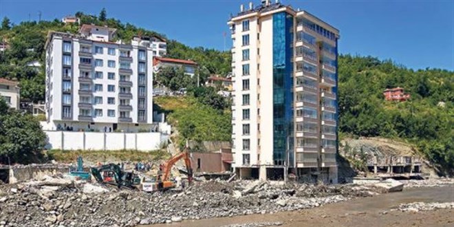 Müteahhidin oturduğu ev ayakta, yaptığı yerle bir