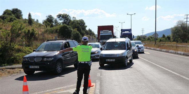 TEM'in Ankara yönü yol çalışması sebebiyle trafiğe kapatıldı