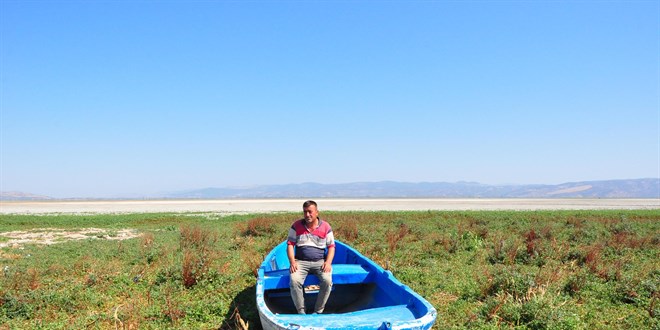 Marmara Gölü kurudu, zemininde derin yarıklar oluştu