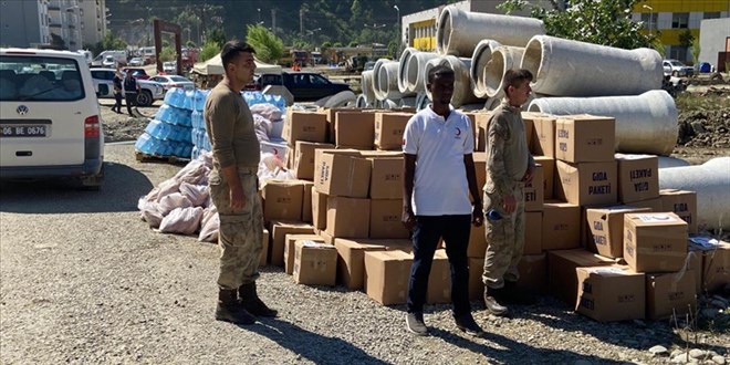 Sinop'ta Mehmetçik vatandaşın yaralarını sarıyor
