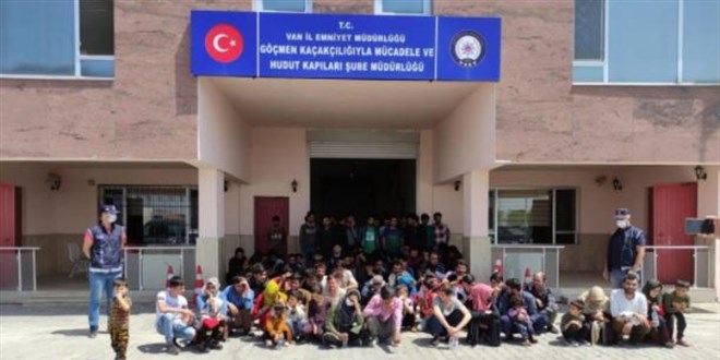 Van'da bir apartmanda 115 düzensiz göçmen yakalandı