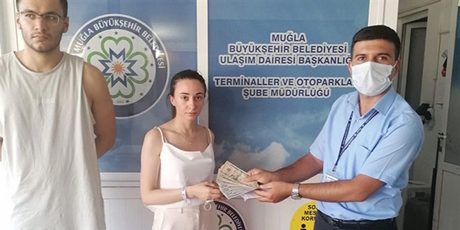 Otobüs şoförü, Rus turistin unuttuğu bin 210 doları teslim etti