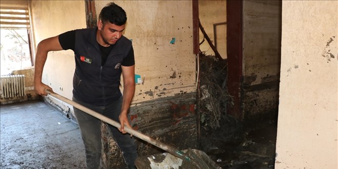 Evini kaybeden orman muhafaza memuru, felaketin izlerini silmek için çalışıyor