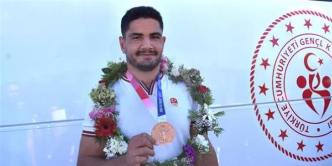 Taha Akgül ödülünü sel mağdurlarına bağışladı