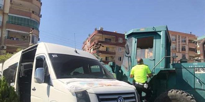 Öğrenci servisiyle iş makinesi çarpıştı: 3'ü ağır 13 yaralı