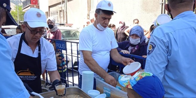 Belediyenin aşure dağıtımında istenmeyen görüntüler