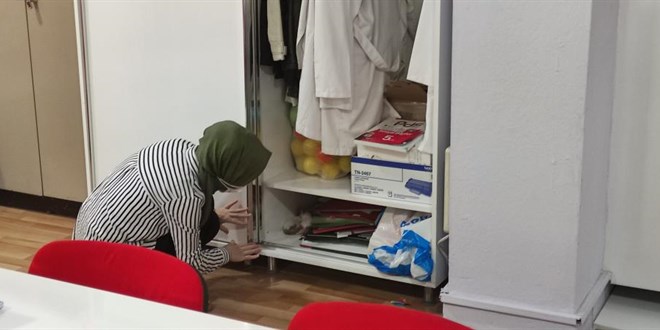 Öğretmenler odasının dolabını açınca şaşkına döndüler