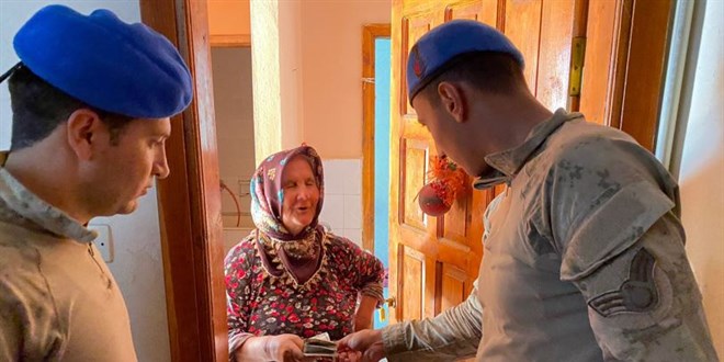 Jandarmanın çamur içinde bulduğu para sahibine verildi