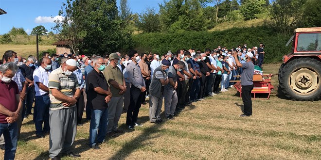 7,5 aylık hamileyken Kovid-19'dan ölen kadın toprağa verildi