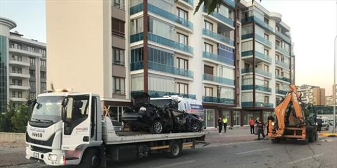 Refüjdeki ağaçlara çarpan araçtaki 3 kişi hayatını kaybetti