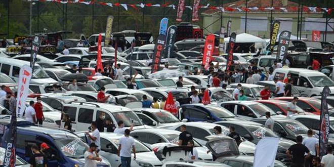 Modifiye araç tutkunları Çekmeköy'de buluştu
