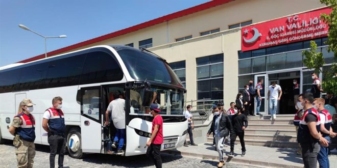 Türkiye'ye kaçak girenler sınır dışı ediliyor