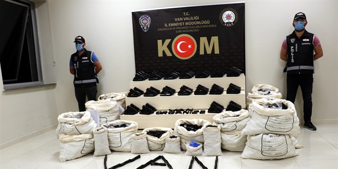 Van'da 1300 ruhsatsız tabanca ele geçirildi