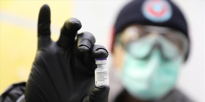 Pfizer, üçüncü doz Kovid-19 aşısının antikor seviyesini üç kattan fazla artırdığını duyurdu