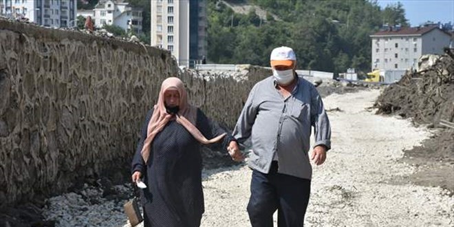 'Çatıya çıktık, sabah kadar tomruk vurdu, helikopterle kurtardılar'