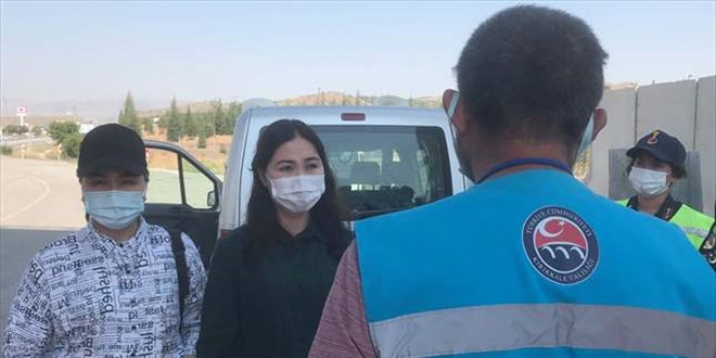 Karantinada olması gereken 2 kardeş yolcu otobüsünde yakalandı