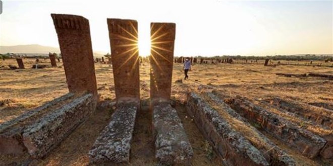 Dünyanın en büyük Türk-İslam mezarlığını iki günde 30 bin kişi ziyaret etti