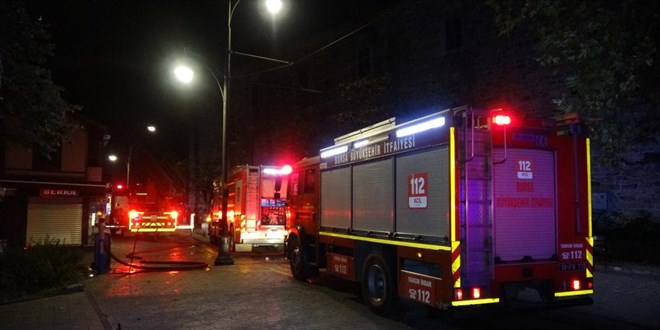 Bursa'da gece saatlerinde korkutan yangın: 1 itfaiye eri yaralandı