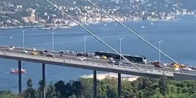 Metrobüs arıza yapınca köprüde beklediler
