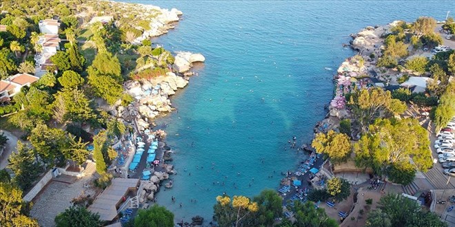 Akdeniz'in 'doğal havuzu' Yapraklı Koy tatilcilerin gözdesi oldu