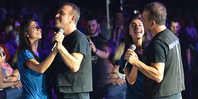 Haluk Levent, konserinde sağlık çalışanıyla dans etti