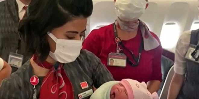 THY'nin tahliye uçuşunda Afgan bir kız çocuğu dünyaya geldi