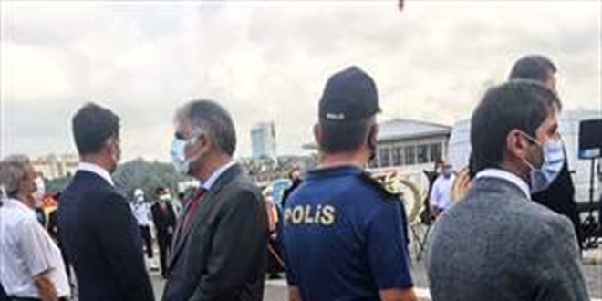 CHP'li Başkan, Cumhurbaşkanı'nın mesajı okunurken sırtını döndü