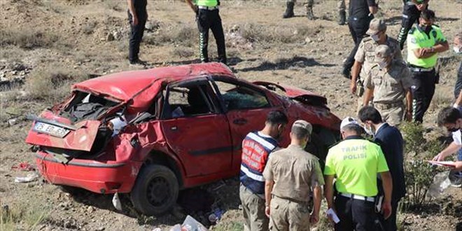 Otomobilin şarampole devrilmesi sonucu anne ile oğlu hayatını kaybetti