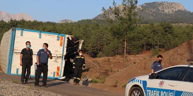 Adana'da beton bariyere arpan kamyondaki 4 kii ld