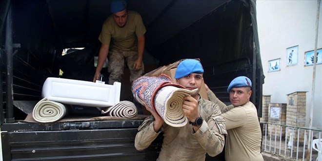 Jandarma selden etkilenen 280 ailenin eşyasını taşıdı