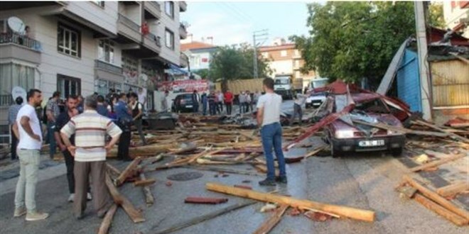 Ankara'da fırtınada 3 binanın çatısı uçtu
