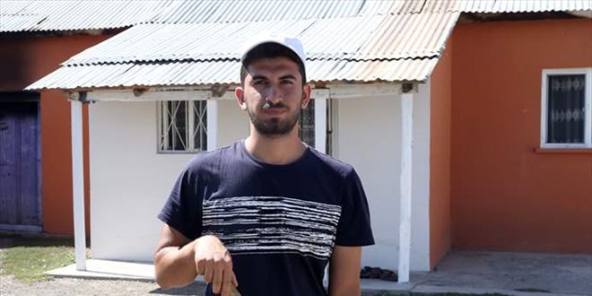 Tarlada ailesine yardım eden genç, tıp fakültesini kazandı