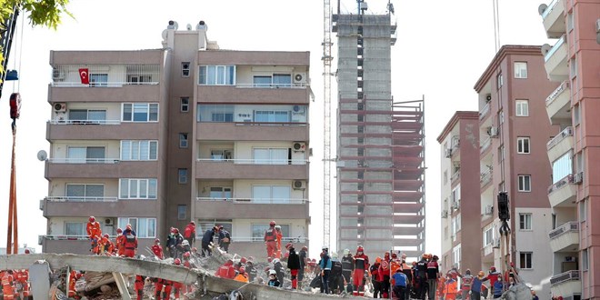 36 kişiye mezar olan Rıza Bey Apartmanı davasında depremzedeler fenalaştı, duruşma ertelendi