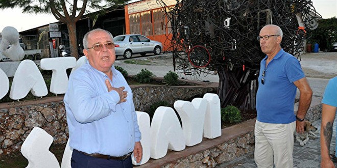 Heykel açılışına kimse gitmeyince töreni erteledi