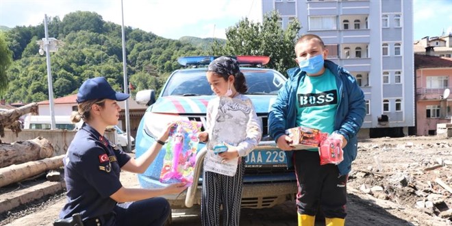 Askeri personel, selden etkilenen çocuklara oyuncak dağıttı
