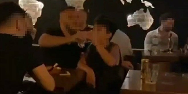Küçük çocuğa hem alkol hem nargile içirdiler