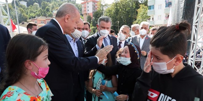 Erdoğan'ın yanına geçebilmek için göz yaşlarını tutamadı