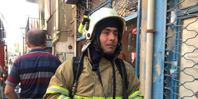 İtfaiye eri, yaşlı adamı sırtında taşıyıp, alevlerden kurtardı
