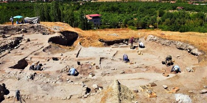 Arslantepe Höyüğü'nde 24 mezar ve 6 ev kalıntısı bulundu