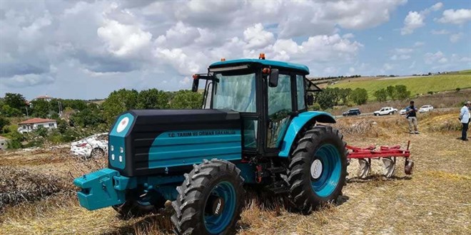 Yerli ve milli elektrikli traktör Manisa'da görücüye çıktı