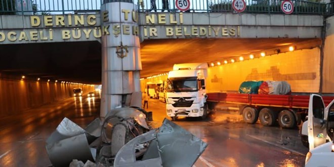 Kayganlaşan yolda 17 araç birbirine girdi: 4 kişi yaralandı